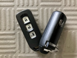 【スマートキー】持っているだけでエンジン始動や、ドアロックの開閉まで出来ちゃう賢く便利なスマートキーを装備!イモビライザーでセキュリティー対策もOK!