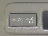 【パワーバックドア】スマートキーや運転席のボタンを押すだけでリアゲートが自動で開閉します!荷物を持っている時や、高い位置にあるバックドアを閉める際に便利な機能です♪
