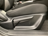 運転席にはドライバーの体型や好みに応じて前後方向だけでなく、高さの調整ができるシートリフターを装備!