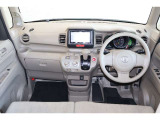 操作性に優れた運転席となります!小物入れや各ボタンの配置にこだわり、使いやすいです!座り心地もよく視認性も良好なのでロングドライブもお任せ下さい!