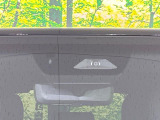 【プリクラッシュセーフティ】前方の車両等を検知し、衝突しそうな時は警報で注意を促し、ブレーキを踏む力をサポート。ブレーキを踏めなかった場合は衝突被害軽減ブレーキが作動、衝突回避をサポートします。