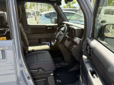 ゆったり、しっかりと座れるシートに運転席は高さ調節可能なハイトアジャスター付き!シート位置の前後と高さ、レバーの上下左右の調節で自分にあったポジションを見つけることができます!
