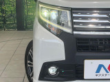 【LEDヘッドライト】悪天候や夜間走行時も良好な視界を確保し安心して運転できる高輝度LEDヘッドライトを装備!点灯速度が早く、消費電力も抑えられています。