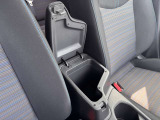 運転席と助手席の間にも小物が入る収納があります!
