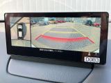 360度ビューカメラを搭載。4方の小型カメラの映像を処理し、車両真上からの映像に変換しています。