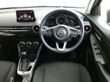 【運転席インテリアデザイン】左右対称のインテリアデザインでドライバーを包み込み運転に集中できるように設計されています。