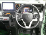【徹底洗浄クリーニング実施済】運転席からの視界はこんな感じです☆お気軽にご来店いただき、実際に座って是非お確かめください。ドライバーに寄り添う快適な操作フィールをもたらすステアリングです。