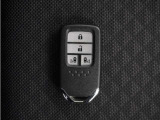 ◆スマートキー◆カギをバッグやポケットに入れたままでもドアロックの開閉ができる『スマートキー』付き!雨天や暗くなってもカギを取り出す必要がなくドアの開錠&エンジンも始動できます