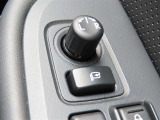 日本の駐車場は幅が広くないところが多くて、乗り降りが大変だったりしますよね。電動ミラーがあれば、室内でミラーをたためるので、駐車するときも便利ですね。