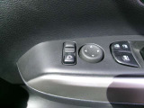 ドアミラーの鏡面の調節、格納は運転席からすべて操作できます!