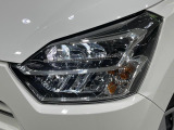 【LEDヘッドライト】悪天候や夜間走行時も良好な視界を確保し安心して運転できる高輝度LEDヘッドライトを装備!点灯速度が早く、消費電力も抑えられています。
