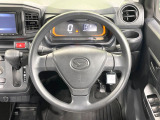 インテリアに合わせたデザインのステアリングは、運転される方のことも考え、運転しやすい形状、大きさです。是非一度、実際に触ってお確かめください。
