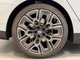 BMWの純正アロイホイールは軽量かつ強度にも優れているホイールで走行性能を引き上げる設計になっております。足元にもBMWは妥協がなくこだわっている個所になります。