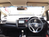 【前方視界】開放的な前方視界!運転がしやすく疲れにくいです♪窓が大きく、見通しがとっても良いおクルマですよ♪