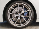 BMWの純正アロイホイールは軽量かつ強度にも優れているホイールで走行性能を引き上げる設計になっております。足元にもBMWは妥協がなくこだわっている個所になります。