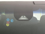 【ホンダセンシング】走行中に前方の車両等を認識し、衝突しそうな時は警報とブレーキで衝突回避と被害軽減をアシスト。より安全にドライブをお楽しみいただけます。