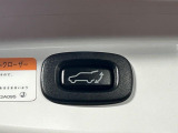 【パワーバックドア】スマートキーや運転席のボタンを押すだけでリアゲートが自動で開閉します!荷物を持っている時や、高い位置にあるバックドアを閉める際に便利な機能です♪