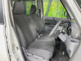 運転席まわりには十分なスペースがあり、大柄な方でもゆったり運転していただける環境です。