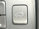 【パワーバックドア】スマートキーや運転席のボタンを押すだけでリアゲートが自動で開閉します!荷物を持っている時や、高い位置にあるバックドアを閉める際に便利な機能です♪