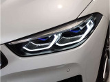 【レーザーライト】ブルーのデザインとBMW Laserのロゴにより視覚的にも個性を主張するレーザーライト。ハイビームモードを設定すると最長600mまでの距離を照射。夜間におけるドライビングの快適性を向上させます。