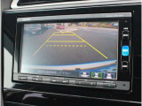 バックカメラが装備されており、後方の安全確認はもちろんのこと狭い場所での駐車や雨の日・夜間など視界の悪いコンディションでのストレスの軽減にもなります!