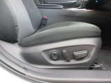 運転席はパワーシートになっています。微妙な調整が手軽にでき、最適なポジションで運転することが可能です。