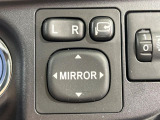 【電動格納ミラー】サイドミラーは電動格納式となっており、狭い駐車場でもキズがつくリスクを抑えられます。
