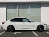 オリジナル・サービスもついたBMW自動車保険も取り扱っております。BMW自動車保険にご加入いただくと、万一のトラブルを24時間365日サポートするエマージェンシー・サービスの〈プレミアム〉をご利用いただけます。