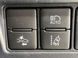 【プリクラッシュセーフティ】前方の車両等を検知し、衝突しそうな時は警報で注意を促し、ブレーキを踏む力をサポート。ブレーキを踏めなかった場合は衝突被害軽減ブレーキが作動、衝突回避をサポートします。