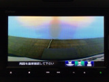 【バックカメラ】運転が苦手な方も車庫入れラクラクです!ギアをリバースに入れれば自動的に切り換わりますので、面倒な操作は不要です♪狭い駐車場もお車を傷つけず安心ですね!
