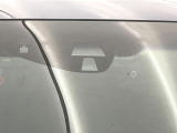 【シティブレーキアクティブシステム】低速走行中に前方の車両等を認識し、衝突しそうな時は警報とブレーキで衝突回避と被害軽減をアシスト。より安全にドライブをお楽しみいただけます。