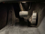 当店でお車をご購入のお客様はオーナー様専用保険「メルセデス・ベンツ保険」にご加入頂けます。飛来物によるフロントガラス破損やパンクによるタイヤ交換の際に、修理費用の一部をお支払いしております。
