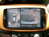 アラウンドビューモニターも装備しております。ご覧のように車体を真上か見たような映像なので、車庫入れの苦手なお客様ももうご心配いりません。