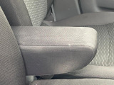 【アームレスト】運転中の身体の負担を軽減してくれるアームレストを装備♪