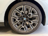 BMWの純正アロイホイールは軽量かつ強度にも優れているホイールで走行性能を引き上げる設計になっております。足元にもBMWは妥協がなくこだわっている個所になります。