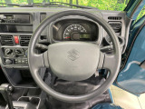 インテリアに合わせたデザインのステアリングは、運転される方のことも考え、運転しやすい形状、大きさです。是非一度、実際に触ってお確かめください。
