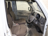 操作性に優れた運転席となります!小物入れや各ボタンの配置にこだわり、使いやすいです!座り心地もよく視認性も良好なのでロングドライブもお任せ下さい!