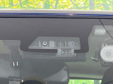 【トヨタセーフティセンス】走行中に前方の車両等を認識し、衝突しそうな時は警報とブレーキで衝突回避と被害軽減をアシスト。より安全にドライブをお楽しみいただけます。