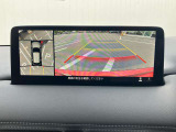 360°ビューモニターでは、両サイドとフロント、バックカメラの合成で、あたかも上空から見下ろした様に周囲を確認して頂けます。駐車場だけでなく、T字路等でも活躍のアイテムです!