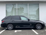 オリジナル・サービスもついたBMW自動車保険も取り扱っております。BMW自動車保険にご加入いただくと、万一のトラブルを24時間365日サポートするエマージェンシー・サービスの〈プレミアム〉をご利用いただけます。