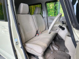 運転席まわりには十分なスペースがあり、大柄な方でもゆったり運転していただける環境です。