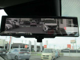 車両後方のカメラ映像をミラー面に映すので、車内の状況や天候などに影響されにくく、よりクリアな後方視界をディスプレイで得られるインテリジェントルームミラー。