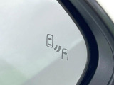 【ブラインドスポットモニター】走行中、ドアミラーの死角になりやすい箇所に後続車が接近するとサイドミラーのレンズに警告を表示!ドライバーに注意喚起をしてくれます。