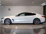 BMWではロングホイールベースの採用をしており、すべての車種に適用され、走行中の安定感の向上されております。また室内空間の広さにも貢献しております。