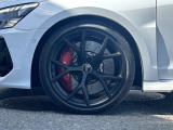Audiは多様なホイールデザインを提供しており、スポークの形状やサイズ、仕上げ(ポリッシュド、マット、ブラックなど)によって選択肢が豊富です。