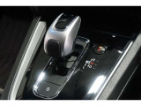ハイブリッド車特有の小型セレクトノブは軽いタッチでスマートに操作できますよ。