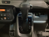 CVT車のセレクトレバーです。低速から高速まで、変速ショックのないスムーズな走りを実現するとともに、エンジン効率のよい領域を維持することで燃費にも貢献します。