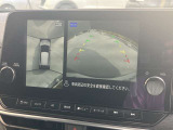 アラウンドビューモニターは4方のカメラで真上から車を見たようにモニターで確認ができる日産の自慢の装備です。前後センサーにより移動物検知、障害物検知をして画面に表示。是非実際の車で体感してみてください。