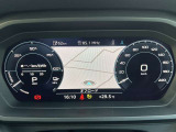 スピードメーターなどの運転に必要な計器とともに、オーディオ・電話の操作画面や地図などを表示。レイアウトはステアリングスイッチで切り替えでき運転に集中しながら必要な情報を瞬時に得ることが可能。