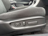 ゆったり、しっかりと座れるシートに運転席は高さ調節可能なパワーシート付き!シート位置の前後と高さ、レバーの上下左右の調節で自分にあったポジションを見つけることができます!